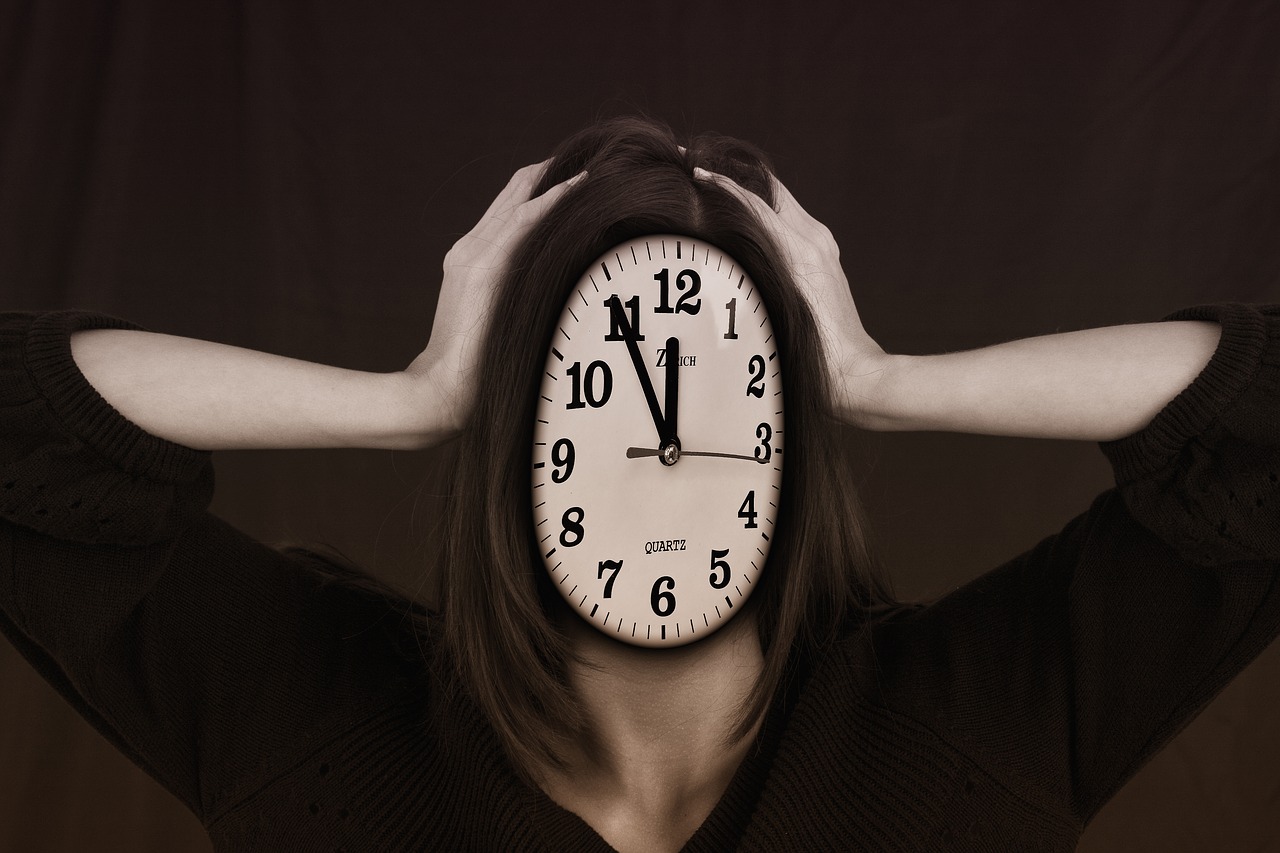 mujer comida por el tiempo