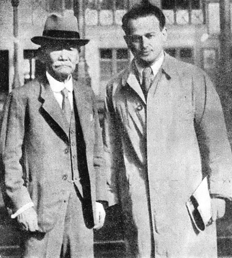 Fotografia en la que aparecen juntos Jigoro Kano y Moshè Feldenkrais
