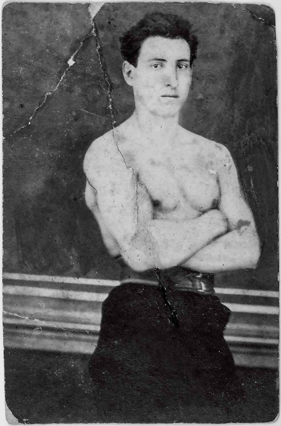 Foto deteriorada en la que se ve a un joven Santiago Ramón y Cajal mostrando la desarrollada musculatura de su torso y brazos